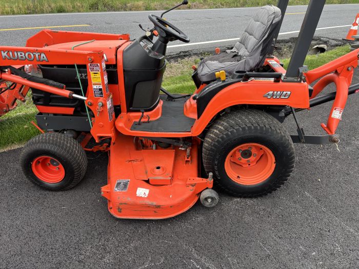 Kubota BX2230 4wd loader and mower