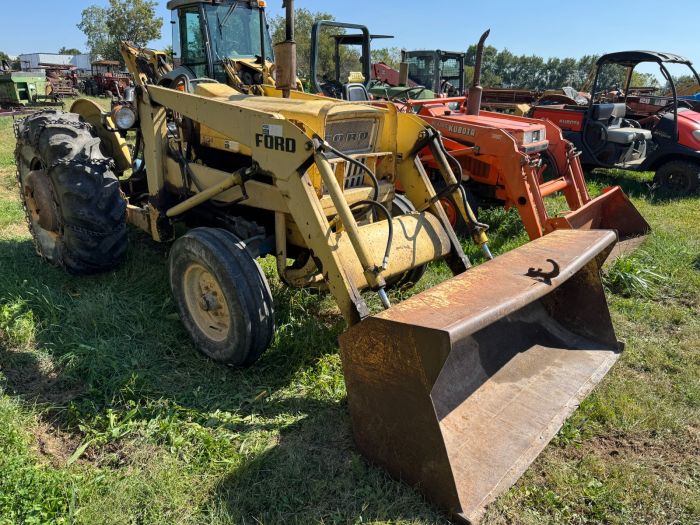 Ford 3400 diesel loader tractor