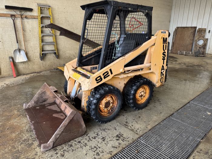 Mustang 921 skid loader